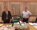 Bild: soj
Bürgermeister Wolfgang Söllner (links) erhielt von seinem Stellvertreter Michael Sticht ein Schaukelpferd überreicht. Alle Gemeinderäte hatten zusammengelegt und dem Rathauschef für dessen Sohn Toni, der vor wenigen Wochen das Licht der Welt erblickte, das Geschenk organisiert.