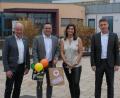 Bild: pop
Bürgermeister Roland Strehl (links) und Schulleiter Florian Fuchs (rechts) gratulierten Markus Gleißner mit Ehefrau Kerstin zur Ernennung als Konrektor.