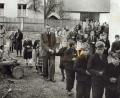 Repro: bö
Ein letzter Gang zum Gottesdienst in Pielenhofen im Herbst 1951 – dann haben die Bürger ihre Heimat verlassen müssen.