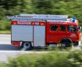 Symbolbild: Jens Büttner/dpa
Ein Löschfahrzeug der Feuerwehr fährt zu einem Einsatz.