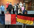 Bild: Luschner/exb
Schüler der Schönwerth-Realschule Amberg zeigen Flagge für die deutsch-französische Freundschaft.
