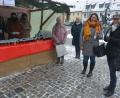 Bild: jr
Großes Interesse fand am Samstag in Mitterteich der Verkauf von Marmeladen, Wintersecco und Büchern zugunsten der Aktion Lichtblicke. Isabel Sommerer vom Landratsamt, Lichtblicke-Schirmherrin Claudia Grillmeier und ihre Freundin Daniela Schultes (von links) waren rund drei Stunden lang in der Bude am Unteren Markplatz im Einsatz.