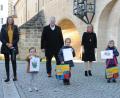 Bild: Christine Hollederer
Siegerehrung im Freien (von links): Martha Dütsch vom Jugendamt (KoKi), Noah Barth (2 Jahre) aus Hirschau, Landrat Richard Reisinger, Ida Übler (5 Jahre) aus Illschwang, Kathrin Schmidt von der Sparkasse Amberg-Sulzbach und Katharina Röbl (4 Jahre) aus Schnaittenbach.