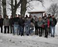 Bild: ubb
Stolz präsentieren die jungen Leute der Religionsprojektgruppe und ihre Mitstreiter vor der feierlichen Einweihung die Schautafel über den Heiligen Jakobus, die Jakobuskirche und den Jakobsweg, der auch an Marchaney vorbeiführt. Die Segnung der Tafel nahm Pfarrer Konrad Amschl (links) vor. Die hochwertige Arbeit lobte auch der Schulleiter des Stiftland-Gymnasiums, Albert Bauer (Zweiter von links). Mit dabei war auch Kirchenpfleger Willi Schicker.