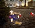 Bild: pz
Die kleine Gedenkstätte zwischen Brunnen und Christbaum am Basilikaplatz am Sonntagabend.
