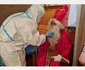 Bild: BRK Mitterteich/exb
Getestet haben ehrenamtliche Helfer der BRK-Bereitschaft Mitterteich alle Beteiligten der Nikolaus-Hausbesuche am Sonntag „in Zivil“, aber für ein paar Symbolfotos zur Erinnerung an die besondere Aktion nahmen einige Mitglieder des 
Burschenvereins und der Pfadfinder später noch einmal voll eingekleidet Platz.