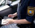 Symbolbild: Sven Hoppe/dpa
Testphase in München: Eine Polizistin stellt einen digitalen Strafzettel aus.