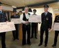 Bild: Hirsch
Zimmerermeister Richard Kurz (Mitte) überreichte den Vertretern der Feuerwehren in der Marktgemeinde Schwarzenfeld eine Spende von insgesamt 2000 Euro.