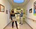 Bild: Michael Vogl/exb 
Daniela Zirngibl und Thomas Tezzele von der Fachschaft Kunst der Mädchenrealschule St. Josef präsentieren die Ausstellung „Barmherzigkeit“ im Wartebereich der Zentralen Notaufnahme.
