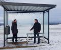Bild: gi
Bürgermeister Armin Bulenda (links) und Ortssprecher Thomas Kleber nahmen das neue Buswartehäuschen in Ödbraunetsrieth in Augenschein und stellten keinerlei Mängel fest.
