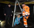 Bild: bey
Zweite Bürgermeisterin Sigrid Ziegler wagt den Abstieg in den Untergrund, um sich ein Bild vom Umfang der Sanierungsarbeiten am Oberwildenauer Regenrückhaltebecken zu machen. Bürgermeister Sebastian Hartl (links) fungiert als Helfer auf der Baustelle.