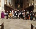 Bild: Kolping Waldsassen/exb
Die Geehrten der Kolpingsfamilie in der Basilika zusammen mit Präses Stadtpfarrer Dr. Thomas Vogl (links) und dem Vorsitzenden Werner Hahn (hinten rechts neben der Büste des Gesellenvaters Adolph Kolping).