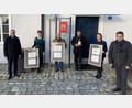 Bild: Stadtbibliothek Sulzbach-Rosenberg/exb
Bürgermeister Michael Göth, Stadtbibliotheks-Leiterin Christine Hollweck, Drucker und Schriftsetzer Helmut Spieß, Stadtheimatpfleger Markus Lommer, Bibliotheksmitarbeiterin Olga Schneider und Kulturamtsleiter Fred Tischler (von links) bei der Präsentation der kunstvoll verzierten Seidel-Lettern.