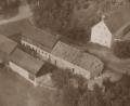 Archivbild: Archiv Werner Robl
Aus der Flaschenbierhandlung im Anwesen "Gougl" (links) wurde 1971 der Landgasthof Gleißner, der anfangs von Paul und Therese Gleißner geführt wurde.