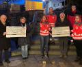 Bild: Kirchenverwaltung St. Salvator/exb
Spendenübergabe vor dem Pfarrhof in Neustadt. Von links. Pfarrer Josef Häring, Hospiz-Leiterin Susanne Wagner, stellvertretende BRK-Bereitschaftsleiterin Sandra Ehinger, stellvertretender Kreisbereitschaftsleiter Sebastian Seibert, Kirchenpfleger Josef Schieder, Bereitschaftsarzt NEW Dr. Rüdiger Hettler und stellvertretende Bereitschaftsleiterin Kerstin Beer.
