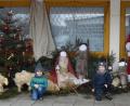 Bild: mez
Von zwei mutigen Kindern ließ sich der Nikolaus die Weihnachtskrippe bei seinem Besuch kurz erklären. Der Elternbeirat hatte diese selbst gestaltet und vor dem Eingang des Kindergartens aufgebaut.