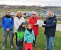 Bild: rha
Über die 500-Euro-Spende des Schnäppchenladens freute sich die Fußball-Jugend des FV Vilseck. (Von links): Jugendtrainer Christian Teichert, Gudrun Quarder, Veronika Pröls und Jugendleiter Hans-Jürgen Geier.