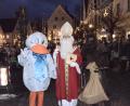 Bild: Kunz
Der Nikolaus, umrahmt von Knecht Ruprecht und Paula Print, der Zeitungsente von Oberpfalz-Medien, öffnete am Sonntag das fünfte Türchen des Adventskalenders am Alten Rathaus.
