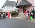 Bild: pi
Hier legt der Nikolaus an der Kapelle in Hinterbrünst ein Pakt mit Geschenken ab.