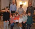 Bild: jr
Unter der Aufsicht von Josef Andritzky, Maria Neumann und Bürgermeister Max Bindl (hinten, von links) zogen die Kinder Henri, Ella, Janika, Finnja und Leo (von links) die 60 Gewinner-Lose der „Kopf hoch“-Weihnachtsaktion.