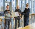 Bild: Baumann Automation/exb
Marvin Zaremba mit Lothar Mauel, Ausbilder bei Baumann Automation und Firmeninhaber Georg Baumann (von links).