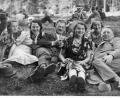Archivbild: Stadtarchiv Neustadt/WN/exb
Direktor Alois Mayer (Mitte) mit Freunden und Familie. Ganz rechts ist der ehemalige Neustädter Gendarm Nikolaus Haslbeck zu sehen. Links neben Haslbeck sitzt seine Tochter Berta, die 1947 in den Benediktinerorden im Kloster Neustift /Ortenburg eintrat und im August 100. Geburtstag feierte.

Das Bild entstand 1938 bei einem Betriebsausflug der Firma Nachtmann.