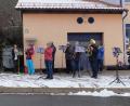 Bild: no
Bläser des Posaunenchors musizierten in Illschwang an verschiedenen Stationen, zum Beispiel hier vor der Grundschule.