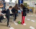 Die Mittelschüler erfahren spielerisch, was Gerechtigkeit bedeutet.