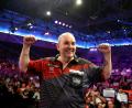 Archivbild: Steven Paston/dpa
Rekordweltmeister Phil Taylor ist der prominenteste Darts-Profi, der im Februar nach Weiden kommt.