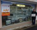 Bild: apr
In einem Schaufenster präsentiert Heimatforscher Martin Schreyer seine Objekte zum 800-jährigen Bestehen von Brand.
