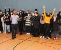 Bild: Hans Walter/exb
Schülerinnen und Schüler aus Pressath zeigen sich begeistert von Motivationscoach Osman Citir. Organisiert hatte den Projekttag Jan Wiltsch (rechts).