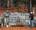Bild: ld
Carsten Rohleder (links) und Markus Newald, die beiden Markierungswarte des FGV, haben dafür gesorgt, dass der Zinnenbrunnen am Scheibenberg wieder frisches Trinkwasser spendet.