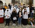 Bild: hir
Ein Umbruch vollzieht sich bei den Pfreimder Ministranten. Pfarrer P. Georg Parampilthadathil (links) verabschiedete 21 Messdiener aus der Gemeinschaft der Ministranten