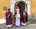 Bild: soj
Diakon Rudolf Hoffmann (von links) und Pfarrer Anish George begleiteten den Heiligen Nikolaus nach dem Gottesdienst auf den Kirchplatz.
