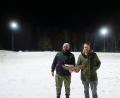 Bild: bsc
Die einst schlechten Lichtverhältnisse auf dem Trainingsplatz des TSV Friedenfels sind seit Freitag endgültig Vergangenheit. Zusammen mit den Monteuren einer Spezialfirma nahmen der Vorsitzende des Turn- und Sportvereins Friedenfels, Johannes Härtl (links), und Fußball-Abteilungsleiter Christian Härtl (rechts) die neue Anlage (im Hintergrund) in Betrieb.