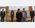 Bild: wbe
Bei der Amtseinführung: (von links) Bürgermeister Michael Göth, Konrektorin Daniela Schön, Rektorin Claudia Hammer mit ihrem Ehemann sowie Schulamtsdirektor Stephan Tischer.