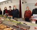 Bild: Stadt Tirschenreuth/exb
Ein außergewöhnliches Modell des Bahnhofsgeländes aus den 1950er/60er Jahren haben die Eisenbahnfreunde geschaffen. Ab Samstag ist die Anlage im Museumsquartier zu sehen. Im Bild (von links): Stefanie Süß, Leiterin Tourist-Info/MQ, Museumsmitarbeiterin Herta Zölch, Korbinian und Christoph Eckert sowie Albrecht Kirchmann von den Eisenbahnfreunden und Bürgermeister Franz Stahl.