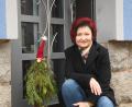 Bild: Gabi Schönberger
Bei Sandra Koos steht vor der Tür ein kleiner Baum mit Zipfelmütze und im Wohnzimmer leuchtet bereits im Advent ein Weihnachtsbaum.