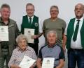 Bild: njn
Schützenmeister Alois Helgert (hintere Reihe rechts) mit den langjährigen Mitgliedern (hintere Reihe von links) Herbert Kreuzer, Reinhard Goblirsch und Silvester Eigner sowie (sitzend von links) Mathilde Wiesent und Willi Franz.
