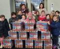 Bild: Grundschule Mitterteich/exb
Einige Kinder der Zweiten Klassen präsentieren die insgesamt zwölf Pakete, die für die Weihnachtstrucker-Aktion der Johanniter bereitgestellt wurden. Mit im Bild Elternbeiratsvorsitzende Carola Wölfl und Grundschulleiterin Petra Andritzky (hinten, von links).