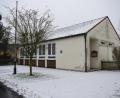Bild: szl
Der ehemalige evangelische Pfarrsaal soll abgerissen werden. Das Gremium beschloss in seiner vergangenen Sitzung auf dem Gelände vorläufig zwei Kinderkrippengruppen in mobilen Raummodulen (Container) zu errichten.