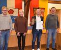 Bild: wku
Glückwünsche zum 25-jährigen Dienstjubiläum bei der Verwaltungsgemeinschaft Königstein: Von links Bürgermeister Bernard Köller (Königstein), stellvertretende Geschäftsstellenleiterin Karin Hiltel, der Jubilar Thomas Pirner und Bürgermeister Hermann Mertel (Hirschbach).