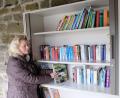 Bild: do
Familienbeauftragte und Gemeinderätin Anneliese Weber beim Einordnen von Büchern in den neuen öffentlichen Bücherschrank in Oberbibrach.