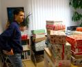 Bild: upl
Schülersprecher Laurenz Wilhelm freut sich über ein ganzes Zimmer voller Weihnachtspakete für die Aktion "Geschenke mit Herz".