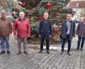 Bild: bsc
900 Euro spendete der VdK an gemeinnützige Organisationen. Im Bild (von links) VdK-Kreisgeschäftsführer Thomas Stöckl, Herbert Putzer von der Kinderkrebshilfe Oberpfalz Nord, Pfarrer Martin Besold von den „Kleinen Diensten“ Erbendorf, Martin Kneidl vom Caritas-Kreisverband Tirschenreuth und VdK-Kreisvorsitzender Georg Brand.