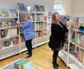 Bild: do
Optimale Bedingungen finden die Besucher in der neuen Stadtbibliothek vor. Unser Bild zeigt Diplom-Bibliothekarin Petra Danzer (rechts) und Mitarbeiterin Renate Schneider-Kraus beim Einordnen der insgesamt circa 11.000 Medien.