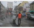 Bild: hmr
Entlang der Bundesstraße 299 durch Waldsassen ist am Mittwoch die Asphalt-Feinschicht neben den neuen Pflasterrinnen aufgetragen worden.