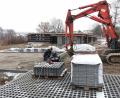 Bild: Portner
Am Zugangsbereich zum neuen Kinderhaus wird mit Hochdruck gearbeitet. Die Pflasterer der Firma Liegl-Bau aus Leuchtenberg verlegen die Rasengittersteine für die Parkbuchten.