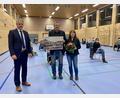 Bild: Eichl
Das große Flossenbürg-Foto, das schon die ausgeschiedenen Gemeinderäte bekommen haben, darf sich auch Manfred Sladky (Mitte) an die Wand hängen; für seine Frau Heike gab es Blumen vom Bürgermeister.