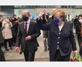 Bild: Michael Kappeler/dpa
Servus, ciao, adieu: Angela Merkel winkt zum Abschied nach der Amtsübergabe an den neu gewählten Bundeskanzler Olaf Scholz (SPD, l) im Bundeskanzleramt.